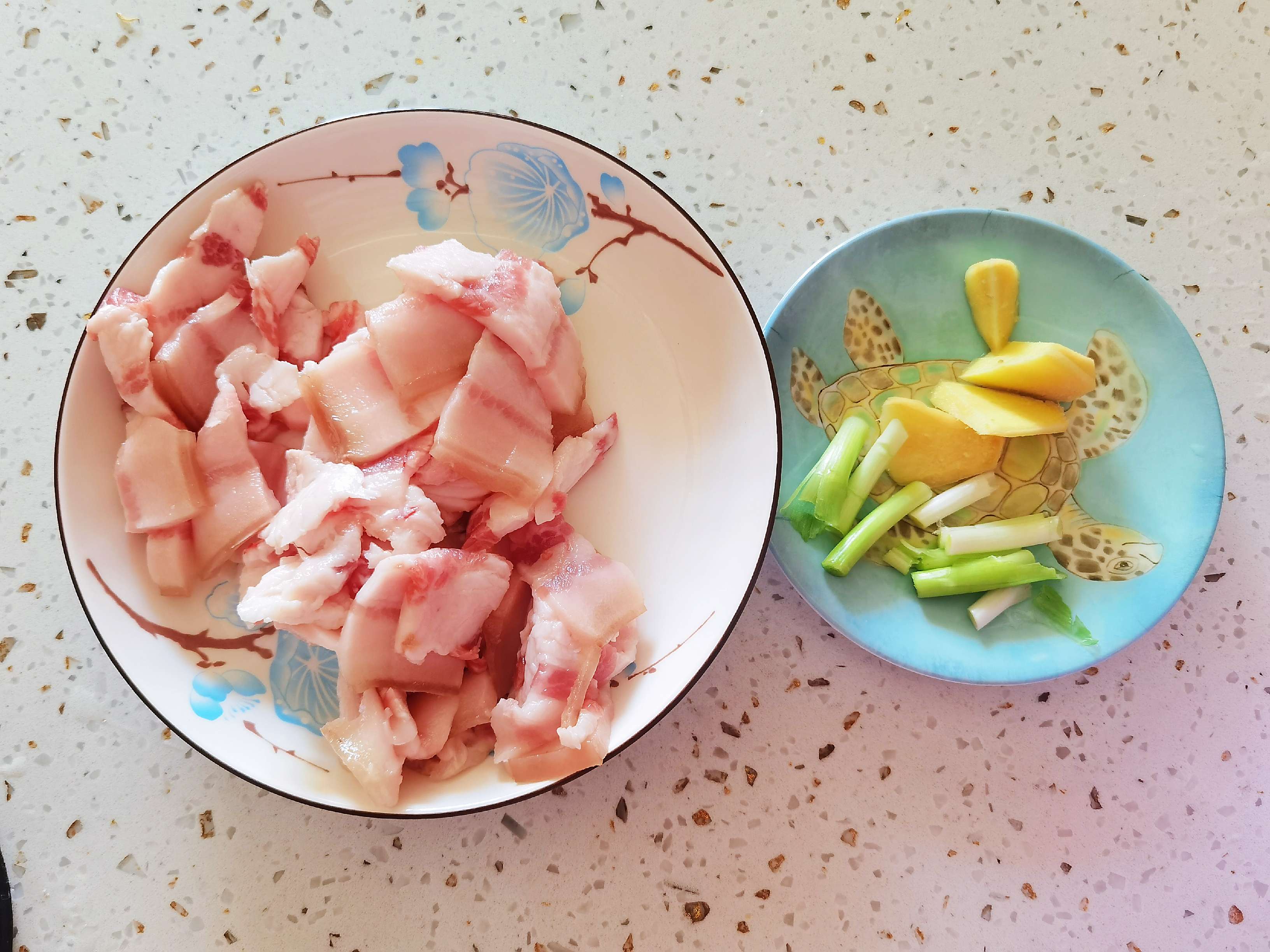 我是半滴雨#來(lái)自內(nèi)蒙古#，參賽作品為農(nóng)家豆角小炒肉，豆大飽滿營(yíng)養(yǎng)下飯的做法-家常味炒菜譜
