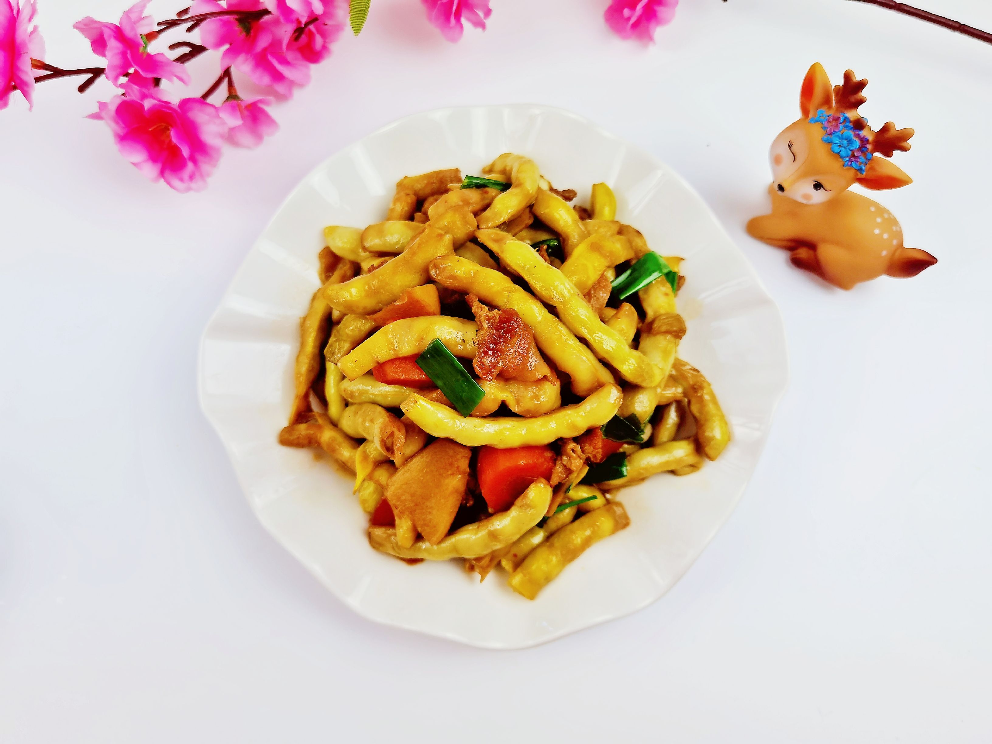 我是半滴雨#來(lái)自內(nèi)蒙古#，參賽作品為農(nóng)家豆角小炒肉，豆大飽滿營(yíng)養(yǎng)下飯的做法-家常味炒菜譜