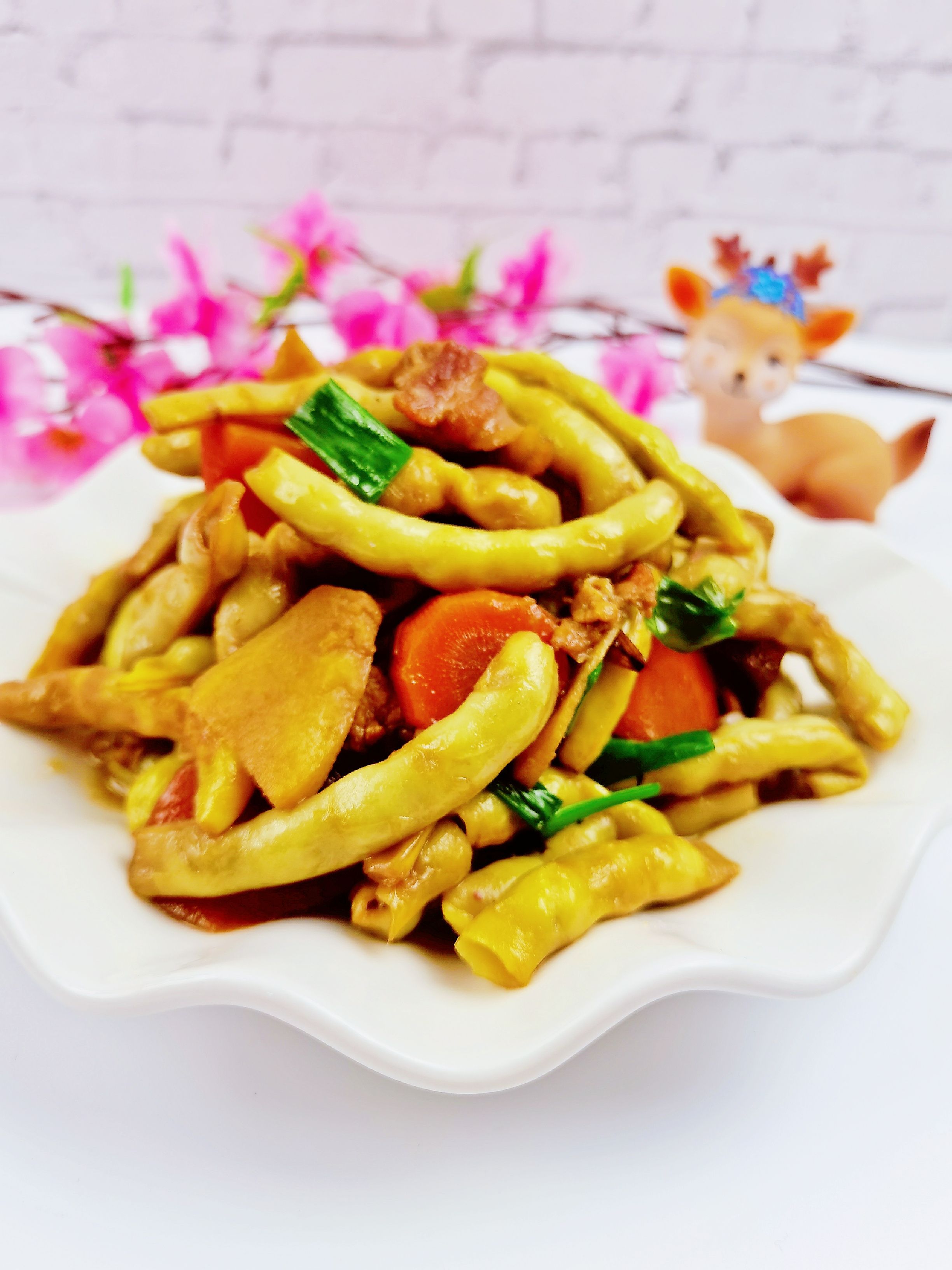 我是半滴雨#來(lái)自內(nèi)蒙古#，參賽作品為農(nóng)家豆角小炒肉，豆大飽滿營(yíng)養(yǎng)下飯的做法-家常味炒菜譜