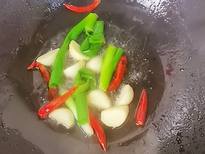 我是半滴雨，#來自內蒙古#，參賽作品為腐乳鳳爪，好吃到吮指的做法-咸鮮味燜菜譜