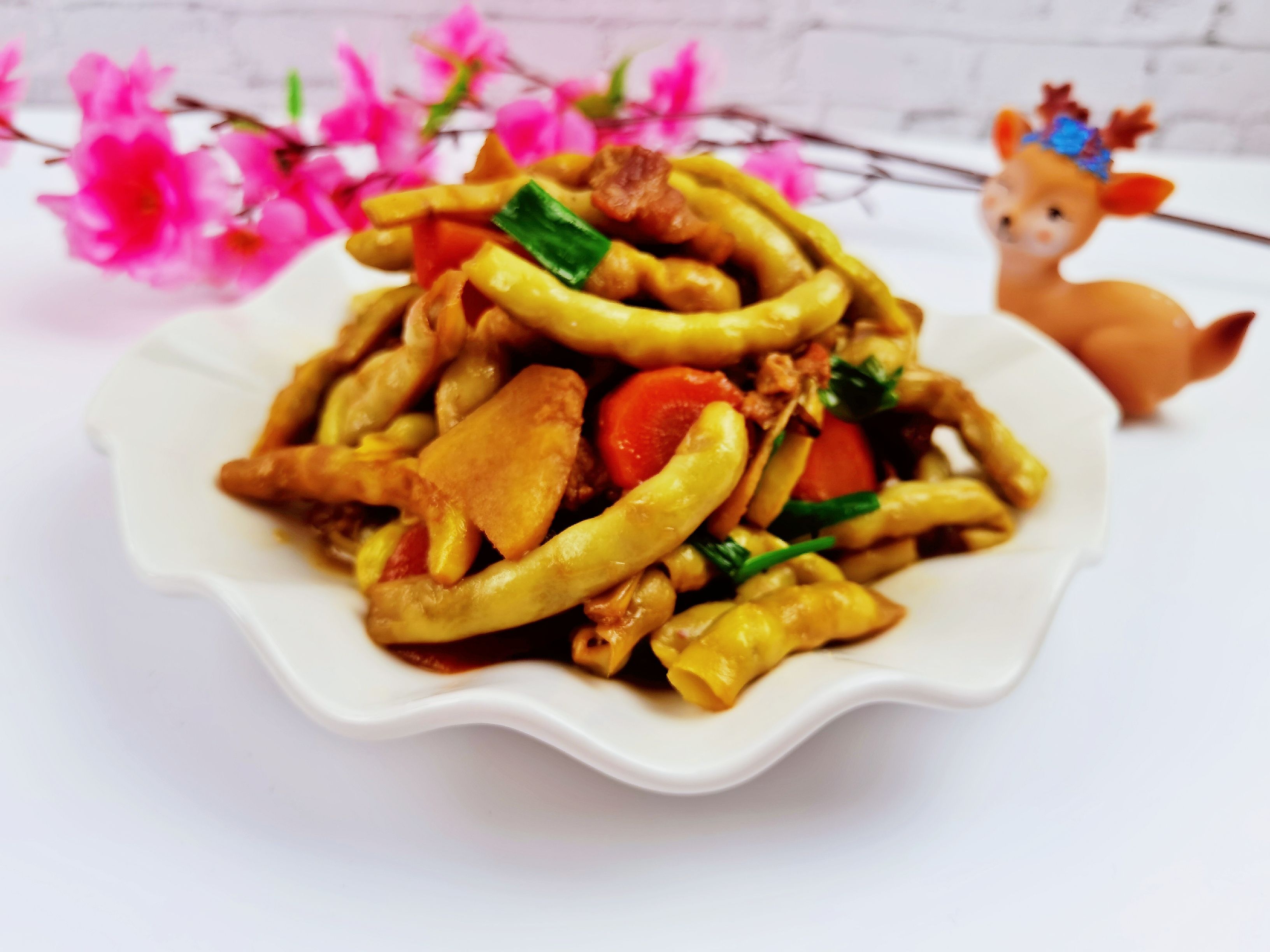我是半滴雨#來(lái)自內(nèi)蒙古#，參賽作品為農(nóng)家豆角小炒肉，豆大飽滿營(yíng)養(yǎng)下飯的做法-家常味炒菜譜