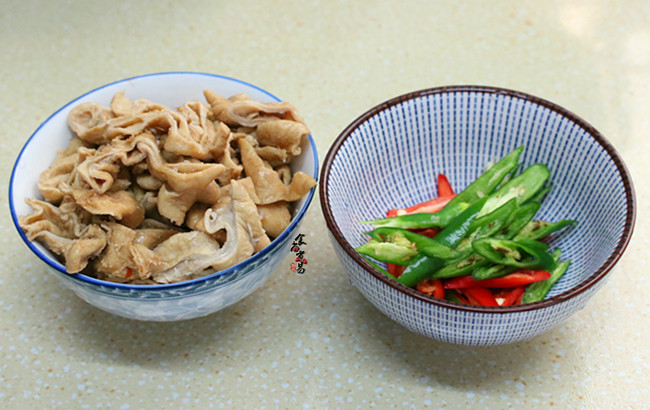 黃豆芽炒鹵水豬大腸的做法-家常味炒菜譜