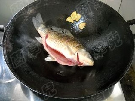玫瑰腐乳燒鯽魚(yú)的做法-醬香味燒菜譜