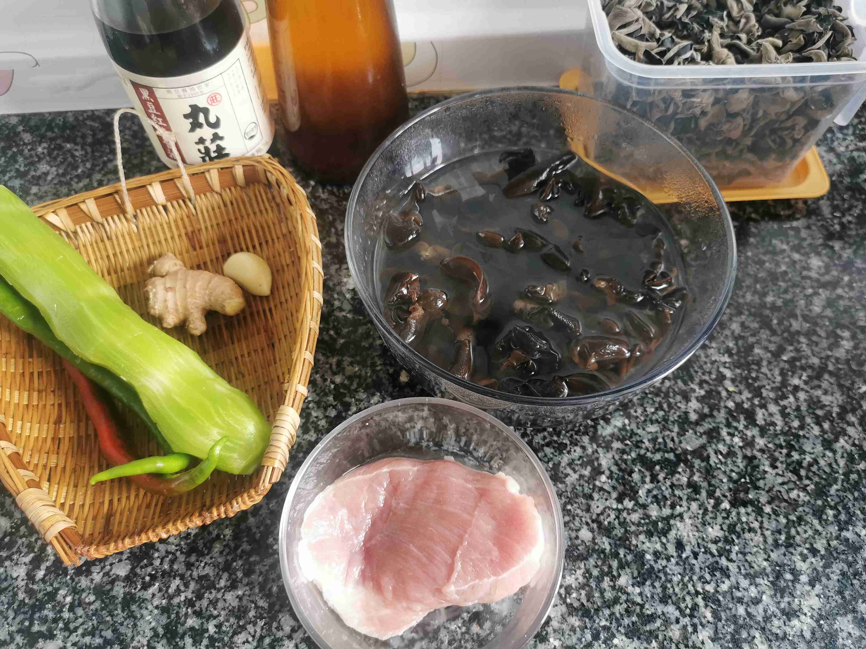 木耳萵筍炒肉的做法-家常味炒菜譜