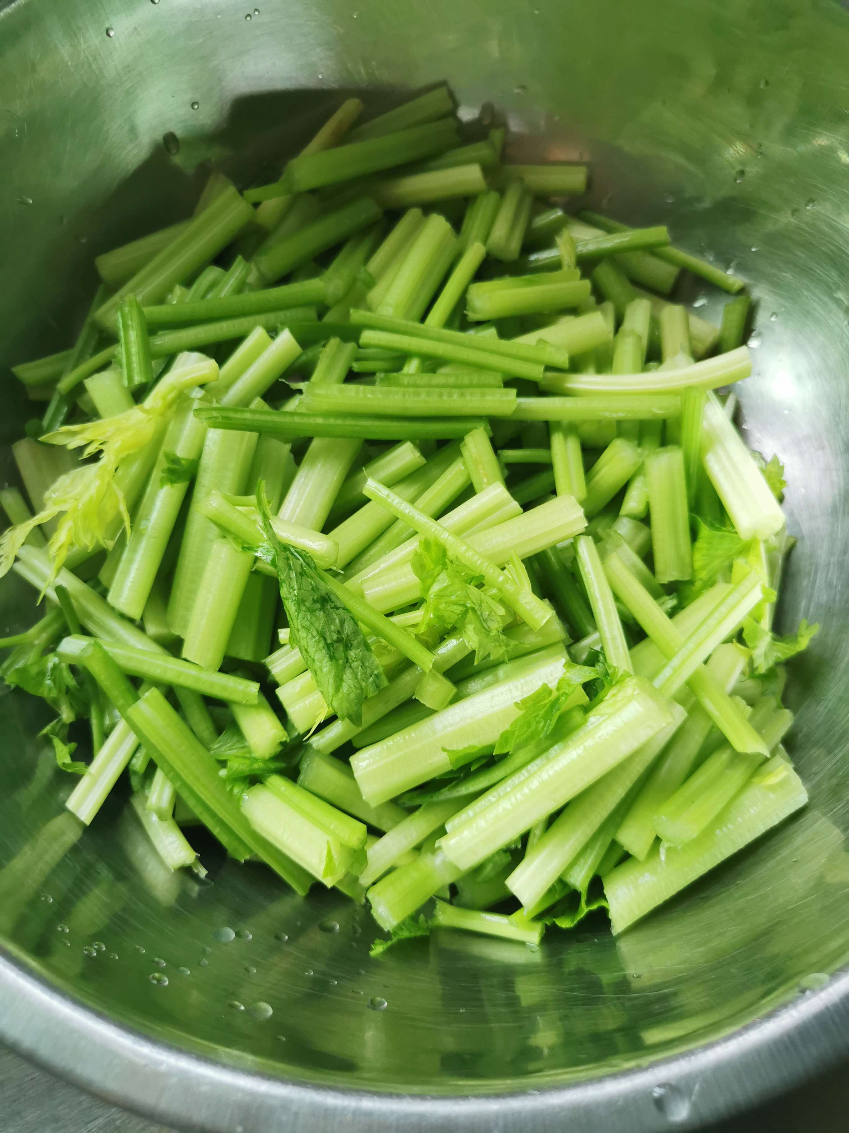 五花肉炒芹菜的做法-家常味炒菜譜