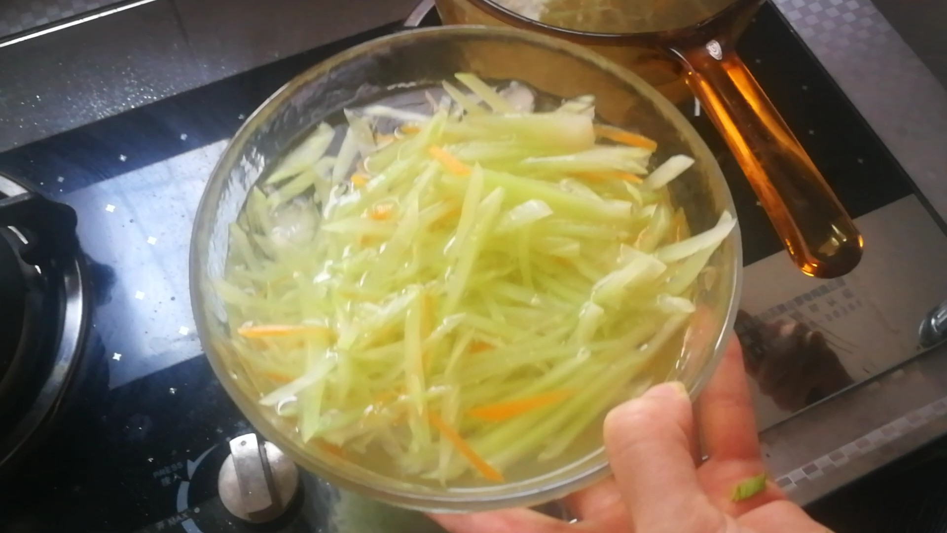 蝦蓉醬拌萵筍絲的做法-咸鮮味拌菜譜