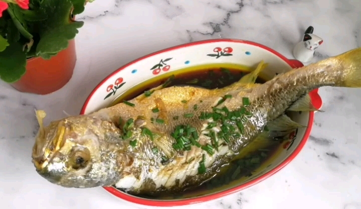 簡單易學蒸黃魚的做法-咸鮮味蒸菜譜