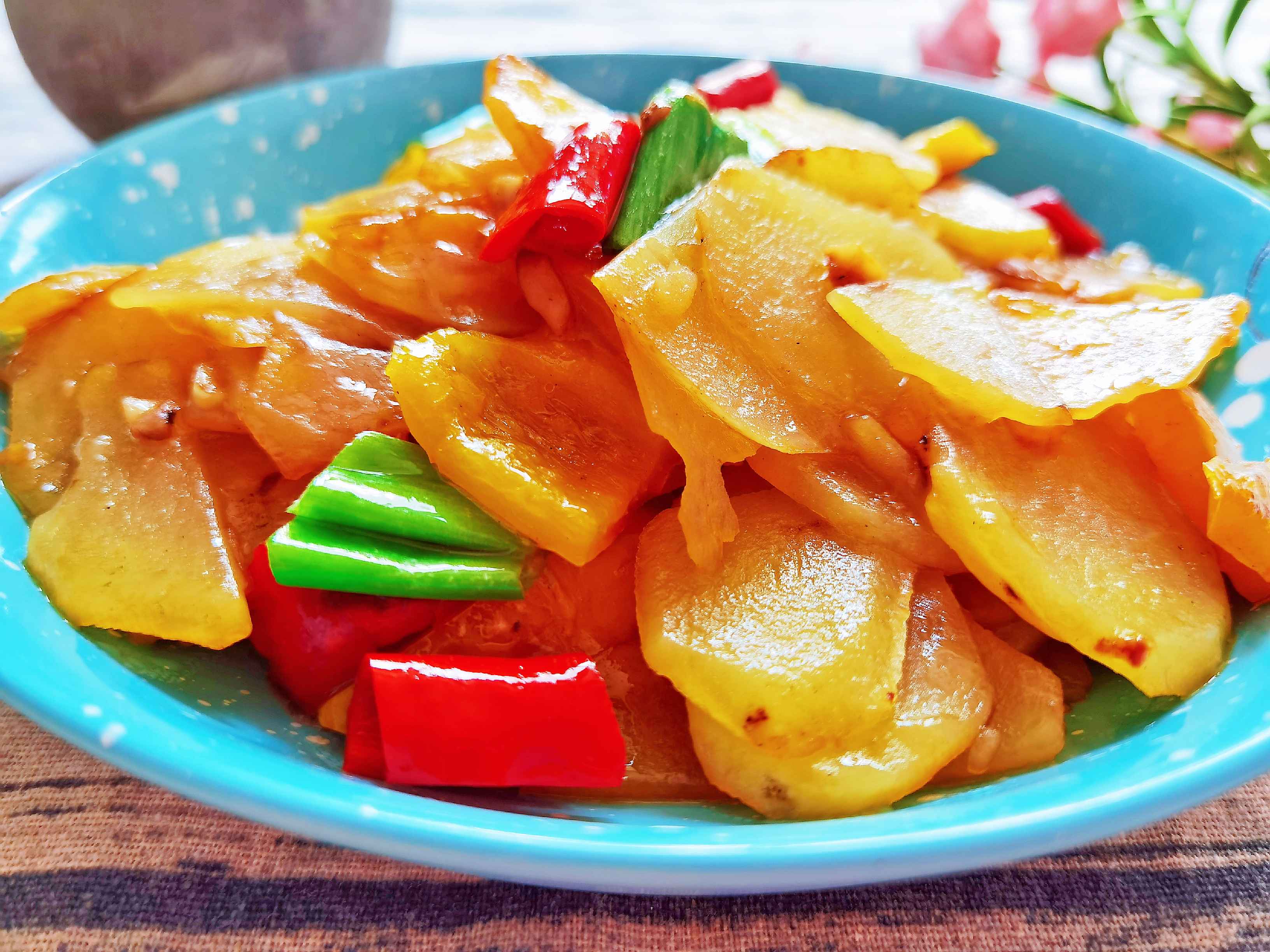 我是半滴雨#來自內蒙古#，參賽作品為素菜也下飯-彩椒土豆片，大人孩子都愛吃的做法-咸鮮味炒菜譜