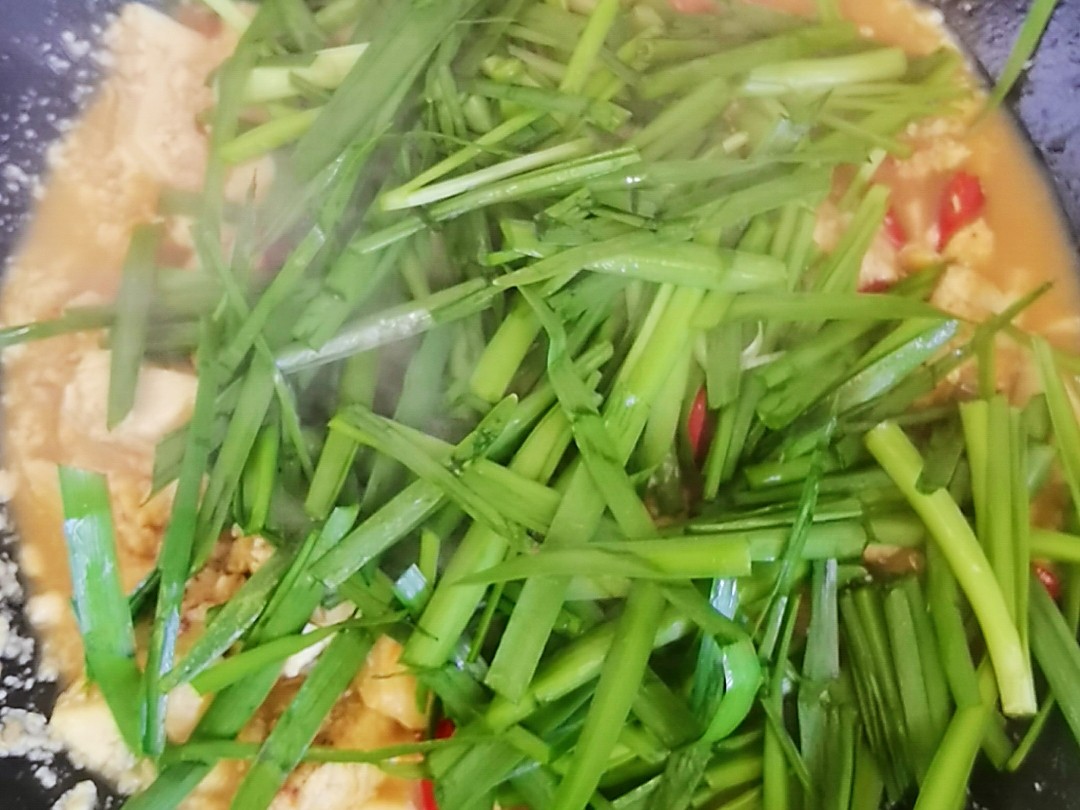 我是半滴雨#來(lái)自內(nèi)蒙古#，參賽作品為韭菜炒豆腐，豆腐嫩滑，韭菜鮮美的做法-咸鮮味炒菜譜