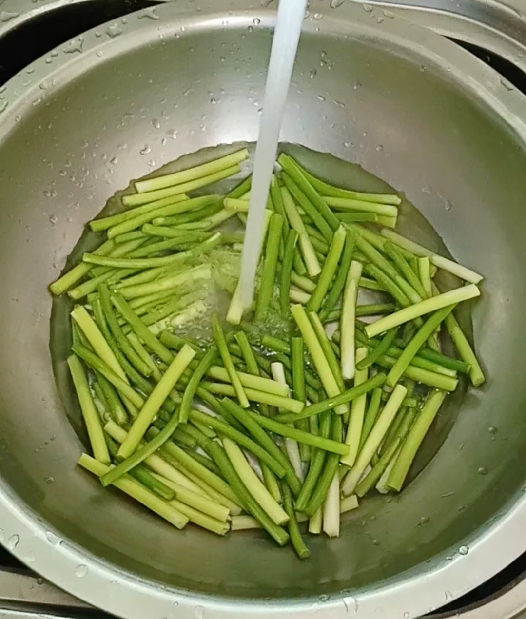 牛肉炒蒜薹的做法-家常味炒菜譜