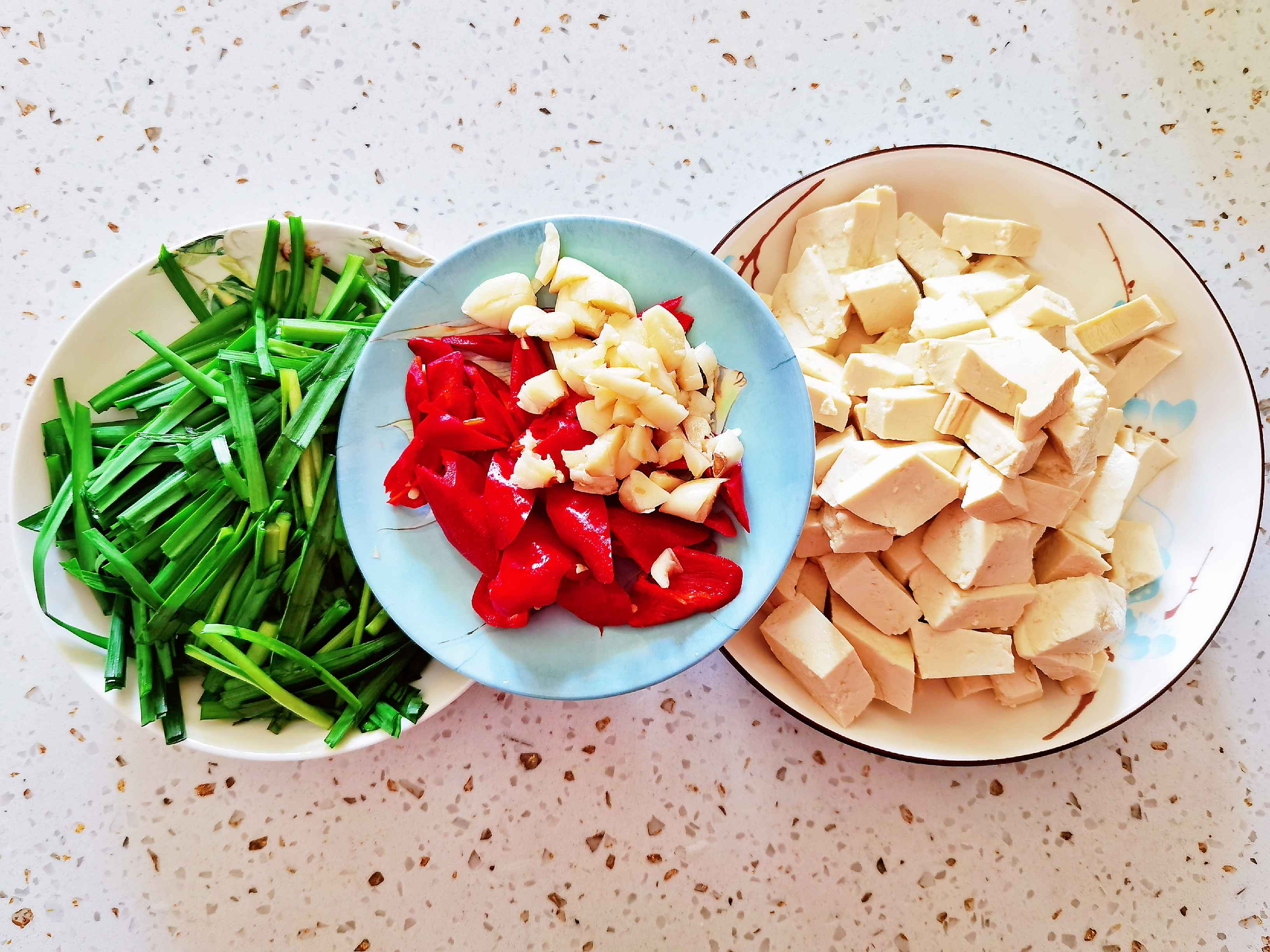我是半滴雨#來(lái)自內(nèi)蒙古#，參賽作品為韭菜炒豆腐，豆腐嫩滑，韭菜鮮美的做法-咸鮮味炒菜譜