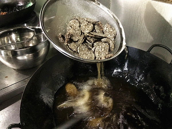 湘西特色菜——血粑鴨的做法-香辣味燒菜譜
