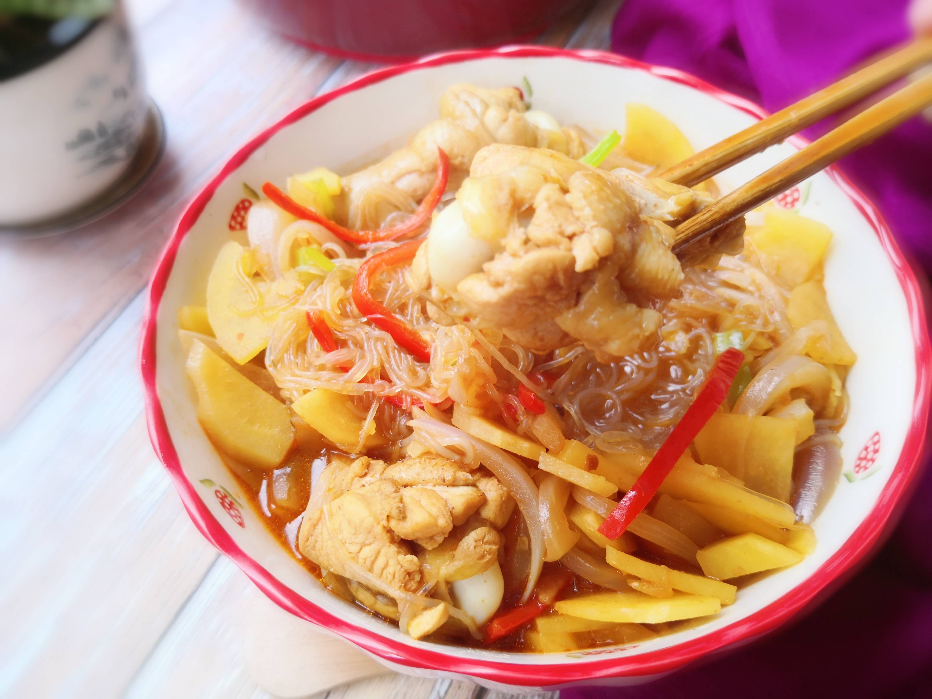 粉絲雞腿煲的做法-家常味燉菜譜-易網健康養生網 粉絲雞腿煲的做法-家常味燉菜譜