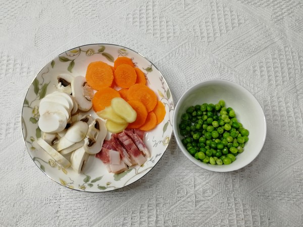 白蘑菇豌豆炒培根的做法-咸鮮味炒菜譜