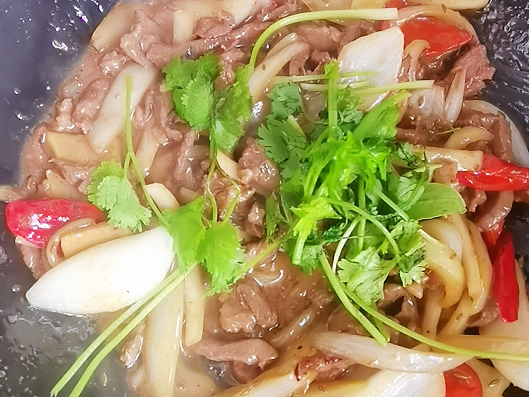 1塊牛肉1個圓蔥1根辣椒，叫你做好吃又下飯的圓蔥炒牛肉，牛肉嫩滑圓蔥清香，太好吃了的做法-咸鮮味炒菜譜