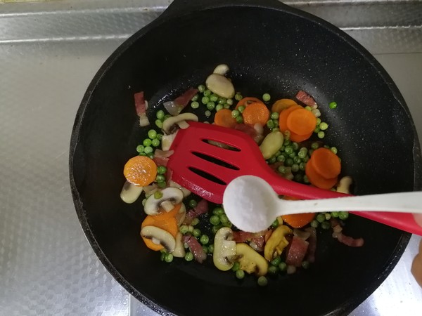 白蘑菇豌豆炒培根的做法-咸鮮味炒菜譜