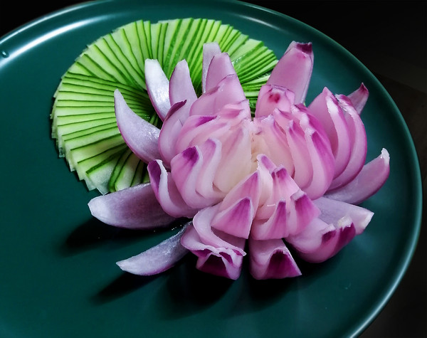 把洋蔥變成荷花的“魔術(shù)”的做法-其它口味其它工藝菜譜