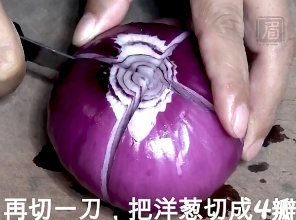 把洋蔥變成荷花的“魔術(shù)”的做法-其它口味其它工藝菜譜