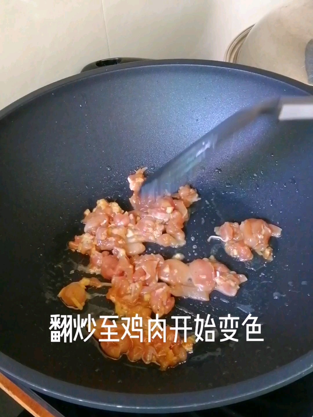 洋蔥胡蘿卜炒雞腿肉的做法-家常味炒菜譜