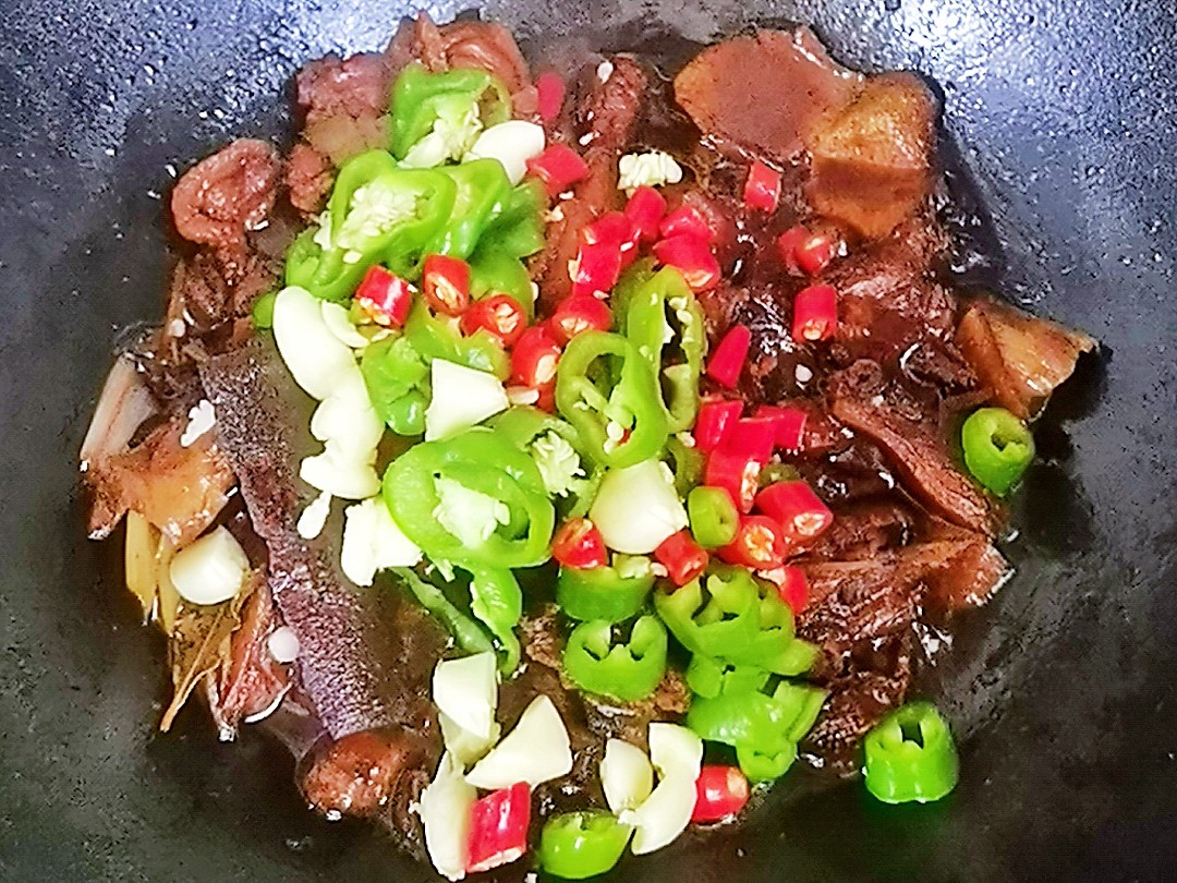 秋季一起來吃鴨，不含1滴水的香辣啤酒鴨，鮮美入味超下飯，吃完不要開車哦的做法-香辣味燜菜譜