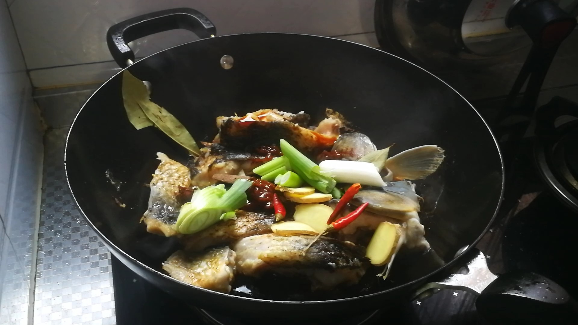 家常燒鯉魚(yú)的做法-家常味燒菜譜