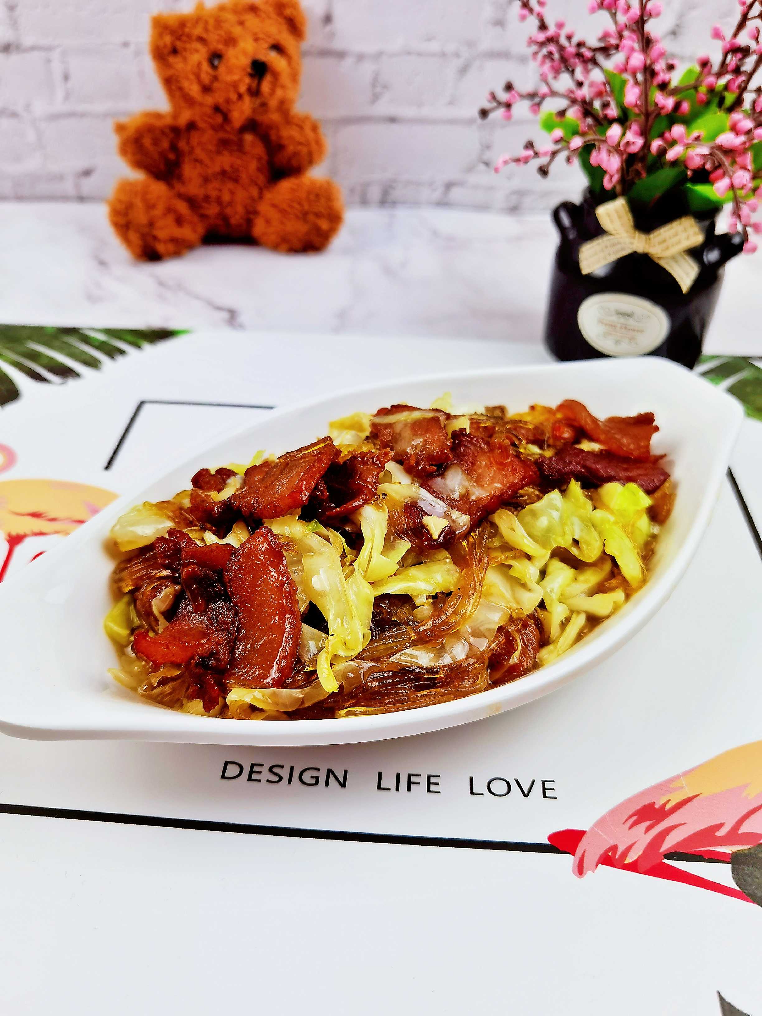 圓白菜粉絲小炒肉，圓白菜這么做，2碗米飯不夠吃的做法-咸鮮味炒菜譜