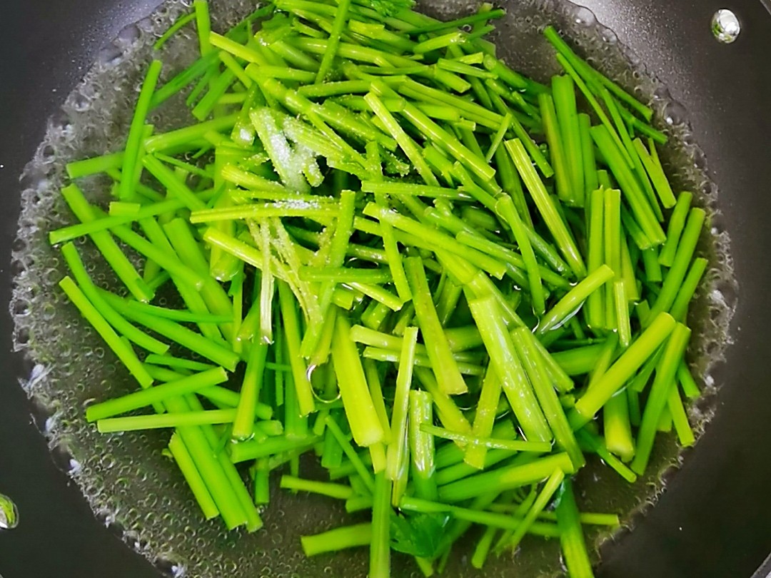芹菜炒香干，到底先炒芹菜還是先炒香干?很多人做錯了，當然不好吃的做法-家常味炒菜譜