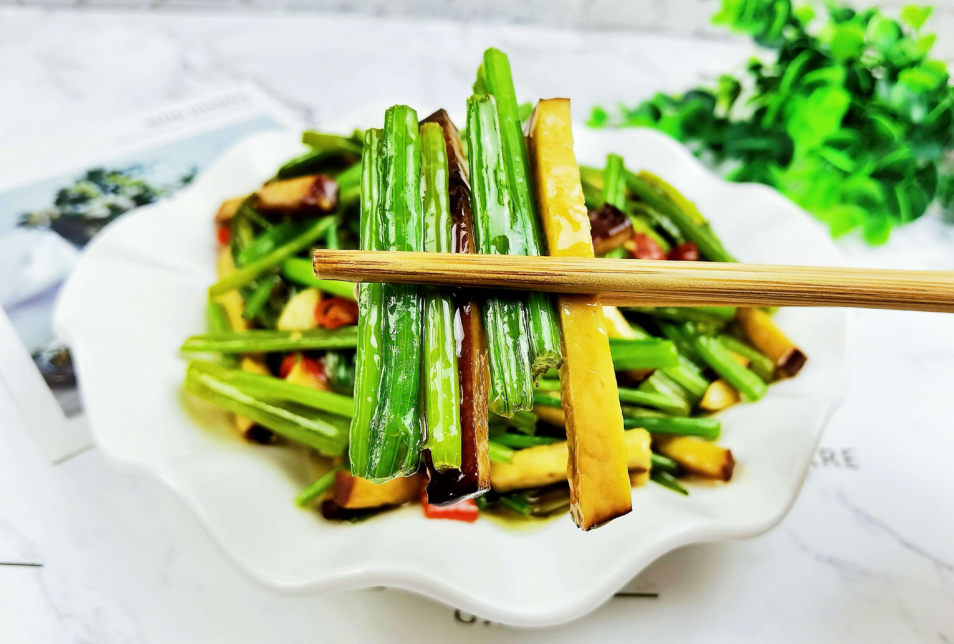 芹菜炒香干，到底先炒芹菜還是先炒香干?很多人做錯了，當然不好吃的做法-家常味炒菜譜