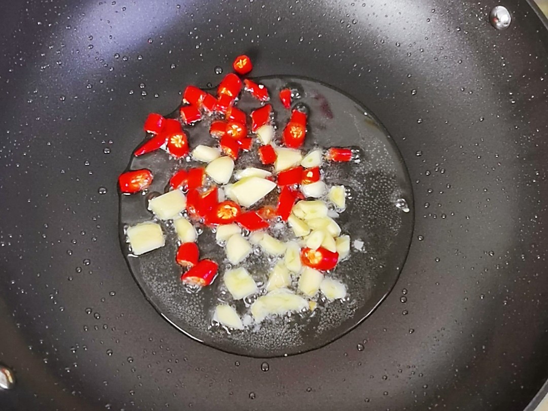 芹菜炒香干，到底先炒芹菜還是先炒香干?很多人做錯了，當然不好吃的做法-家常味炒菜譜