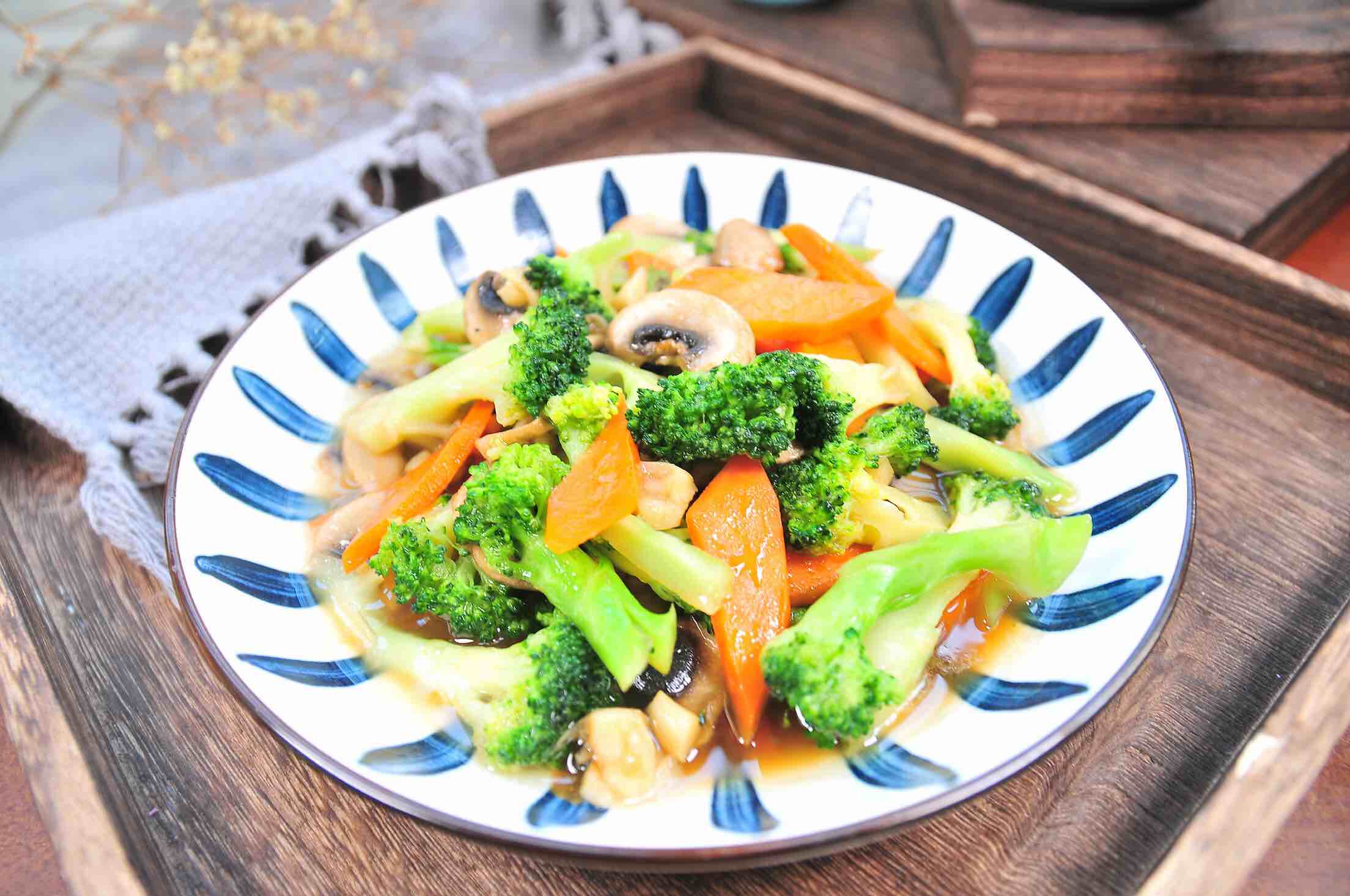 西蘭花炒蘑菇的做法-家常味炒菜譜-易網健康養生網 西蘭花炒蘑菇的做法-家常味炒菜譜