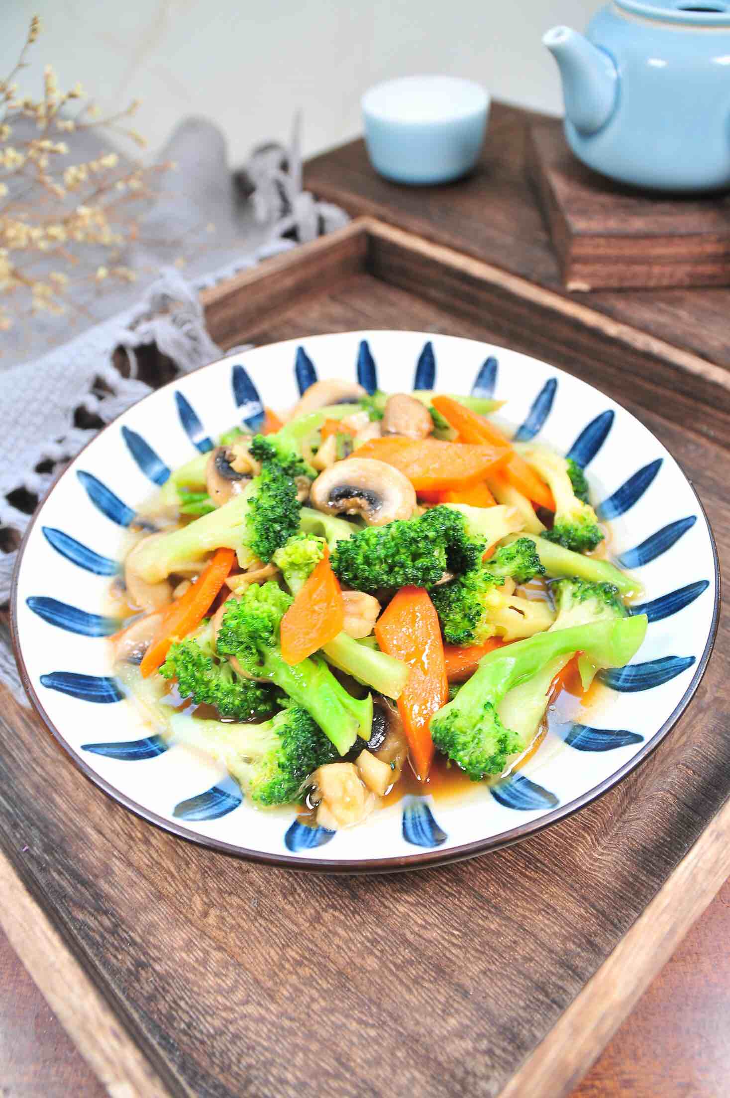 西蘭花炒蘑菇的做法-家常味炒菜譜-易網健康養生網 西蘭花炒蘑菇的做法-家常味炒菜譜
