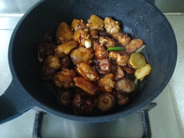 香菇雞翅的做法-家常味燉菜譜