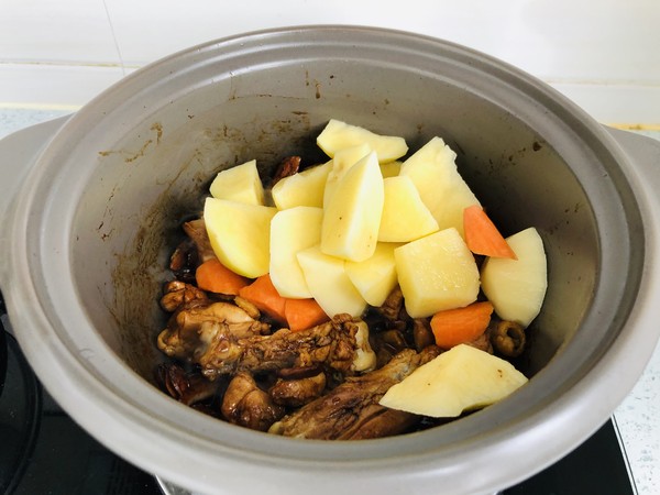 雞腿燉土豆的做法-咸鮮味燉菜譜