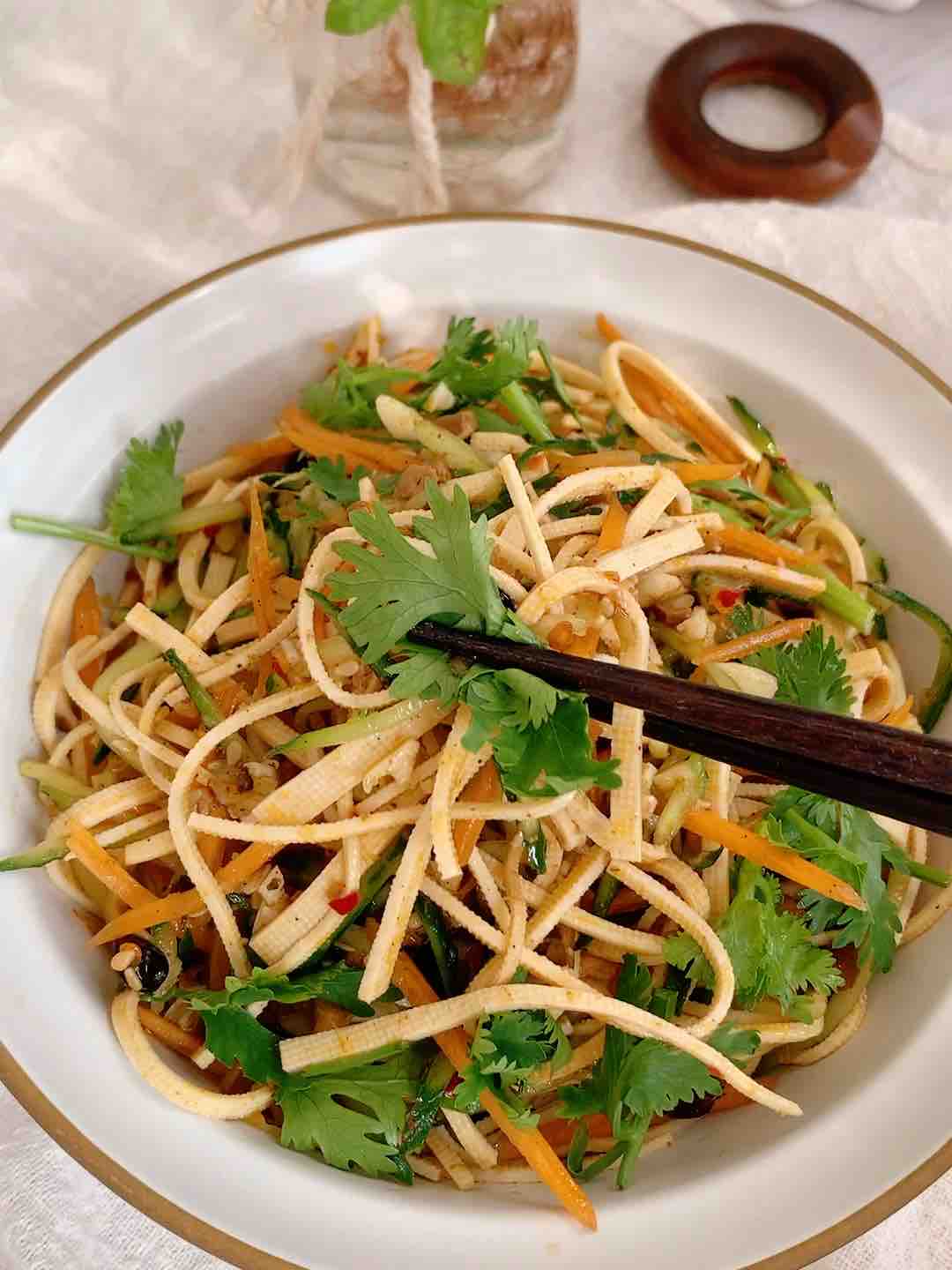涼拌豆腐絲的做法-香辣味拌菜譜-易網健康養生網 涼拌豆腐絲的做法-香辣味拌菜譜