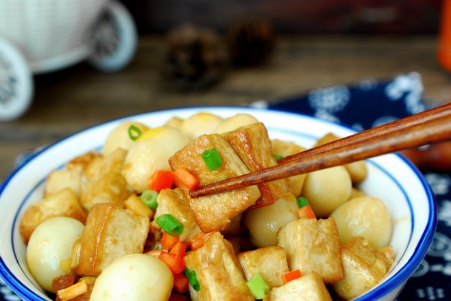 啤酒鵪鶉蛋燉豆腐的做法-家常味燉菜譜-易網(wǎng)健康養(yǎng)生網(wǎng) 啤酒鵪鶉蛋燉豆腐的做法-家常味燉菜譜