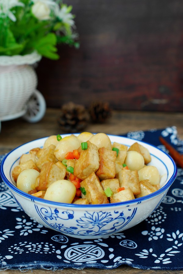 啤酒鵪鶉蛋燉豆腐的做法-家常味燉菜譜-易網(wǎng)健康養(yǎng)生網(wǎng) 啤酒鵪鶉蛋燉豆腐的做法-家常味燉菜譜