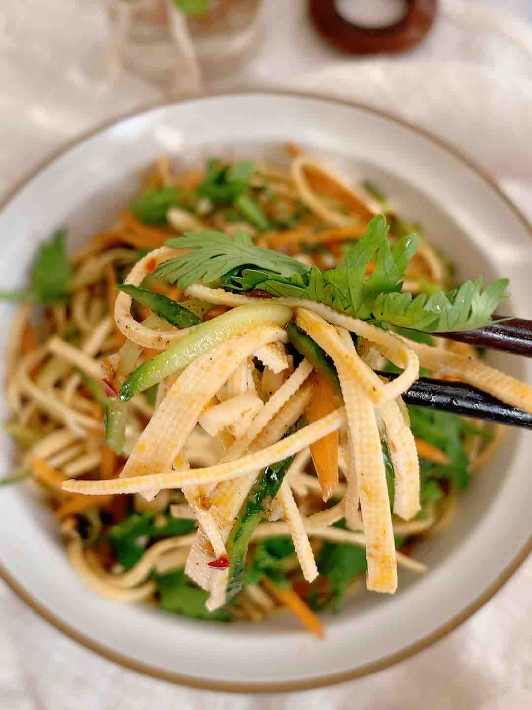 涼拌豆腐絲的做法-香辣味拌菜譜-易網健康養生網 涼拌豆腐絲的做法-香辣味拌菜譜