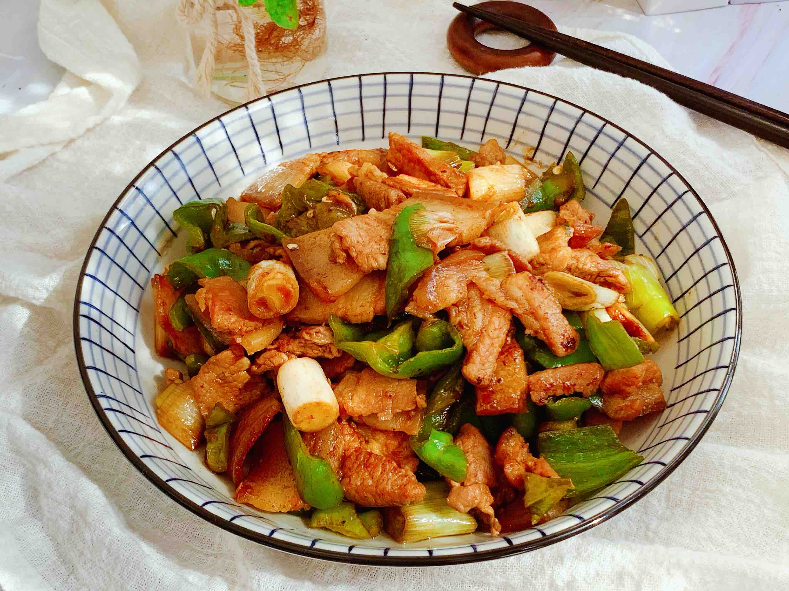 超下飯的家常版辣椒炒肉的做法-香辣味炒菜譜-易網(wǎng)健康養(yǎng)生網(wǎng) 超下飯的家常版辣椒炒肉的做法-香辣味炒菜譜