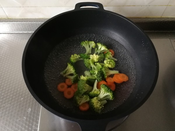 配粥小菜，培根胡蘿卜炒西藍(lán)花，營(yíng)養(yǎng)搭配的做法-咸鮮味炒菜譜