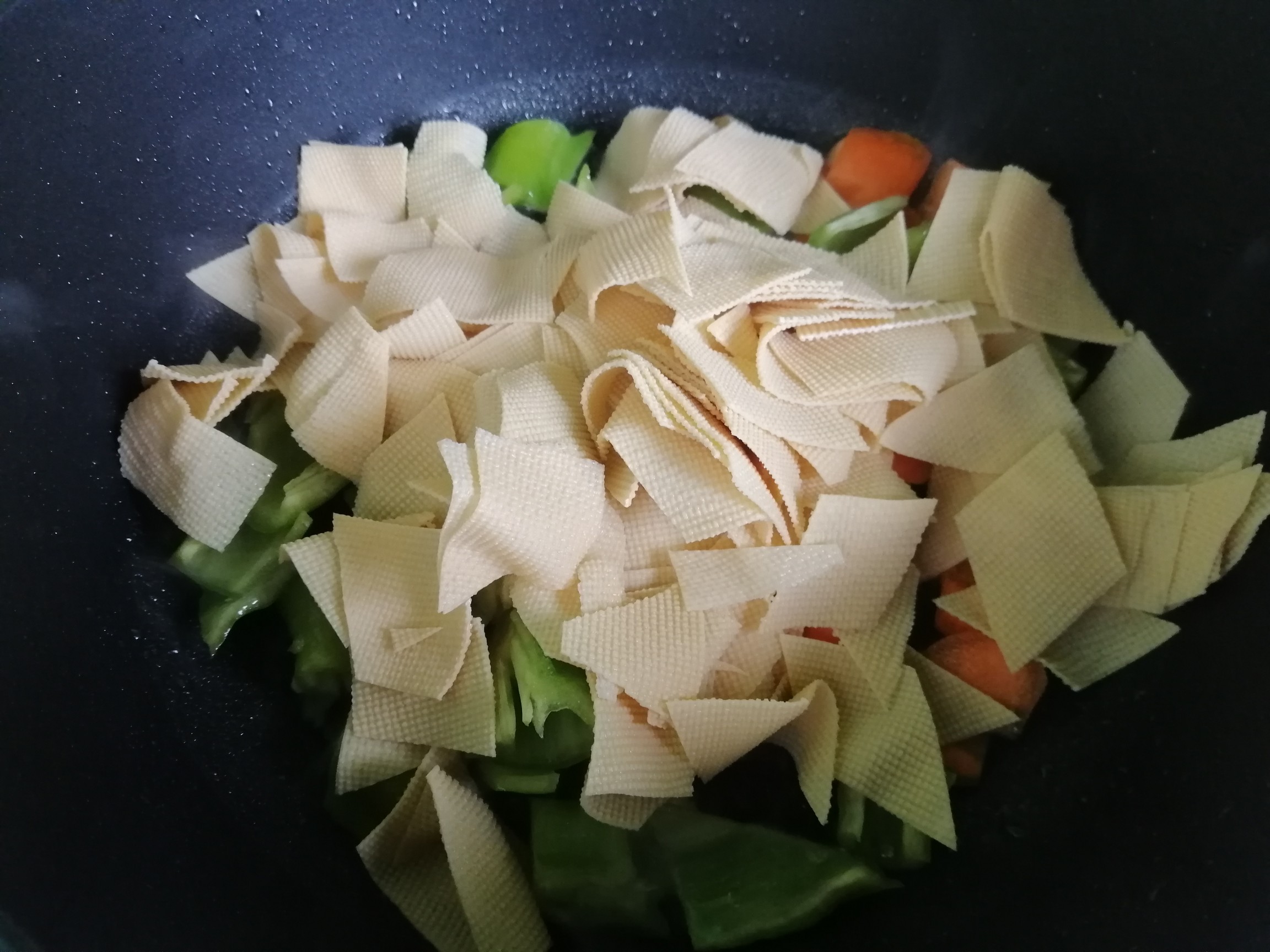 胡蘿卜尖椒炒豆腐皮的做法-家常味炒菜譜
