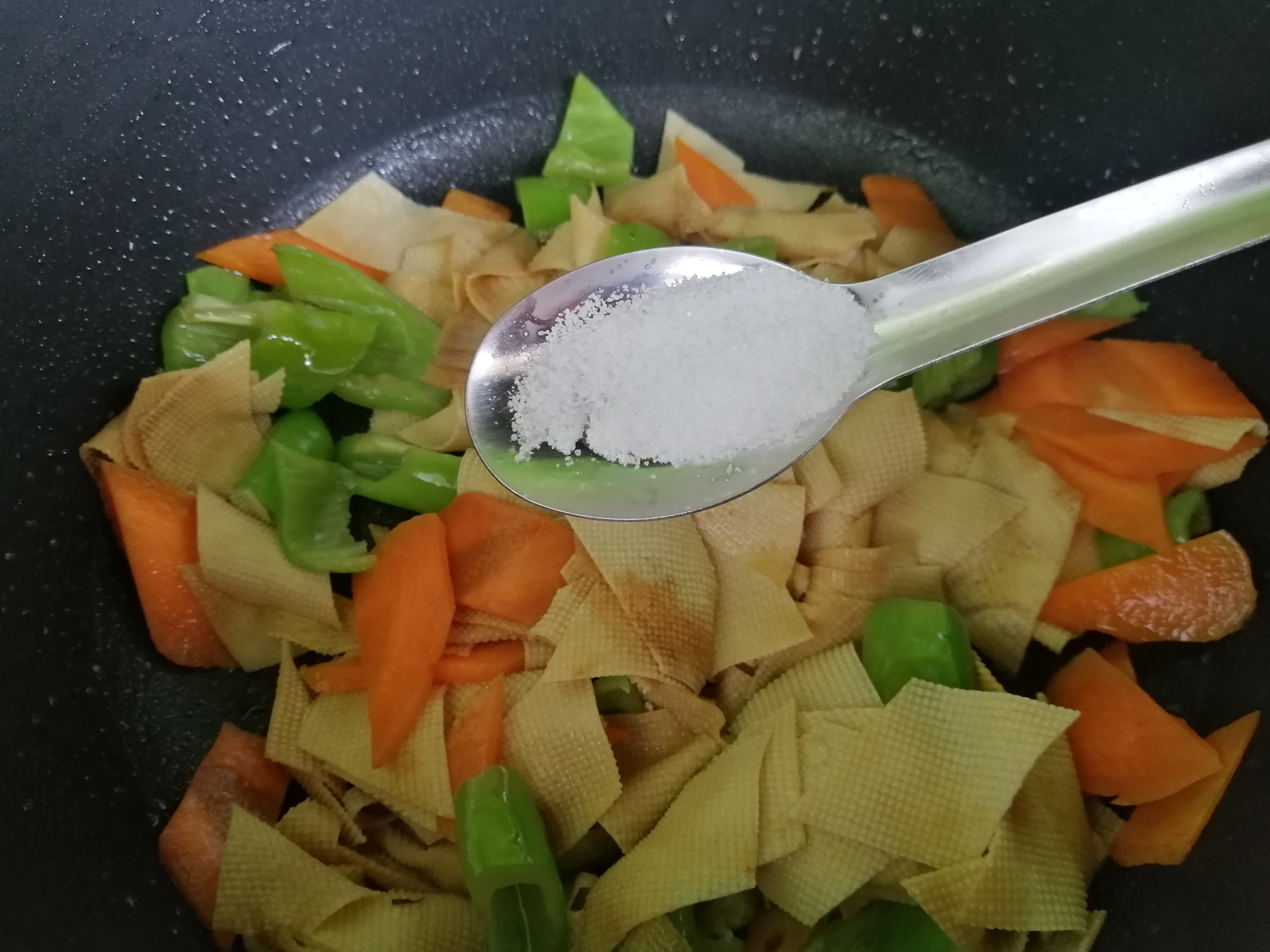 胡蘿卜尖椒炒豆腐皮的做法-家常味炒菜譜