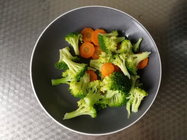 配粥小菜，培根胡蘿卜炒西藍(lán)花，營(yíng)養(yǎng)搭配的做法-咸鮮味炒菜譜