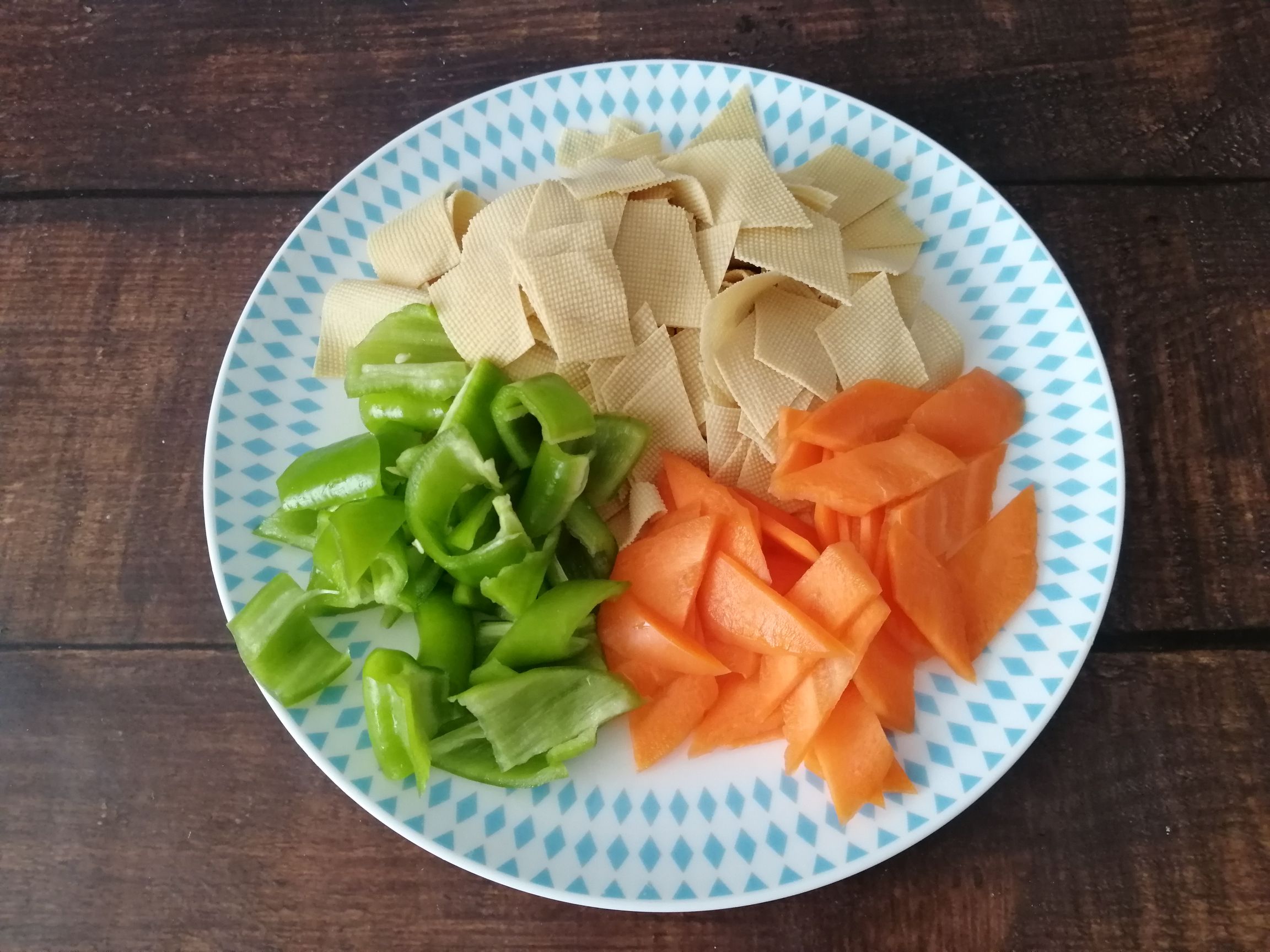胡蘿卜尖椒炒豆腐皮的做法-家常味炒菜譜