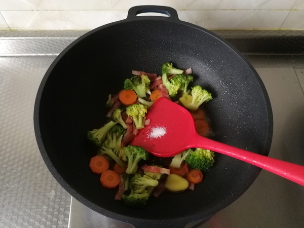 配粥小菜，培根胡蘿卜炒西藍(lán)花，營(yíng)養(yǎng)搭配的做法-咸鮮味炒菜譜