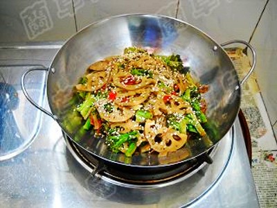 干鍋西蘭花藕片的做法-家常味炒菜譜