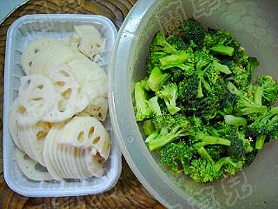 干鍋西蘭花藕片的做法-家常味炒菜譜