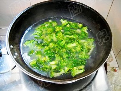 干鍋西蘭花藕片的做法-家常味炒菜譜