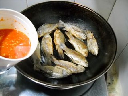 辣白菜燒鯽魚的做法-酸辣味燒菜譜