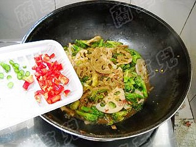 干鍋西蘭花藕片的做法-家常味炒菜譜