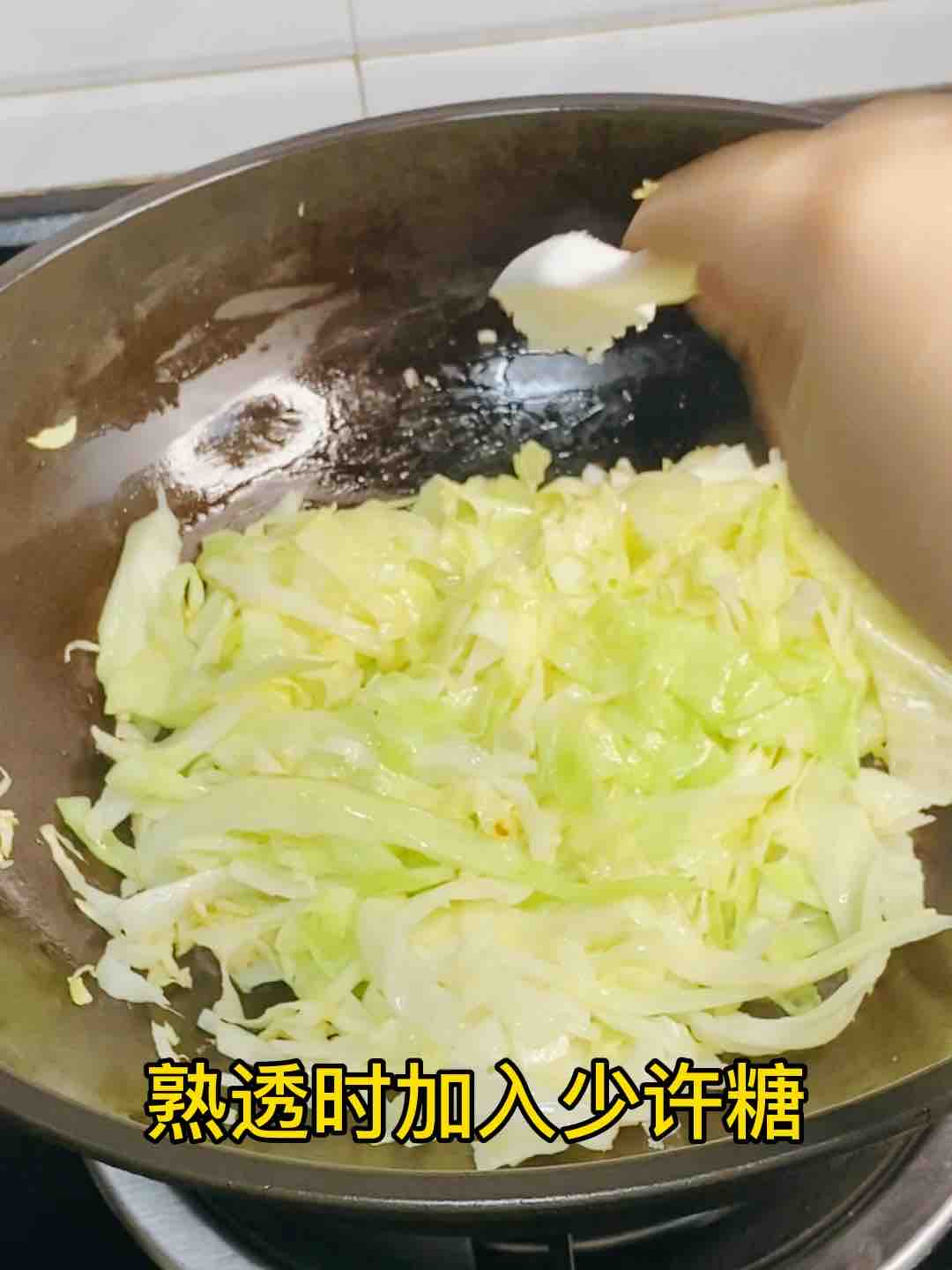 快手家常菜，素炒包菜，加點它，味道特別鮮的做法-家常味炒菜譜